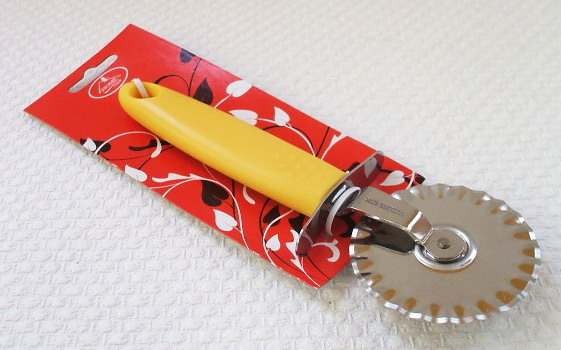 Нож для пиццы металлический с пластмассовой ручкой 19 см  Арт. 40729