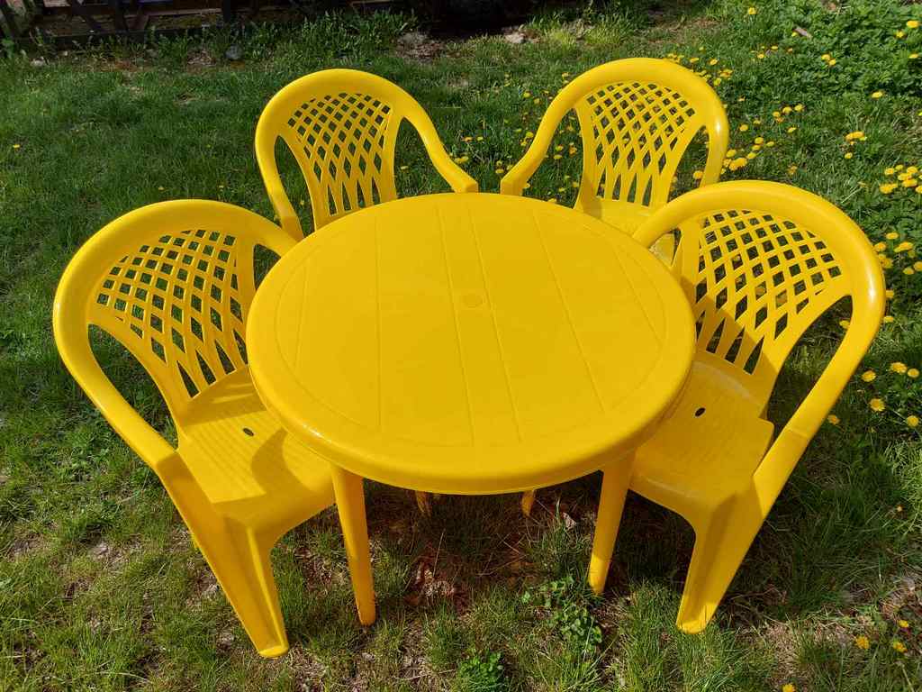 Комплект пластиковой мебели: стол пластиковый круглый и стул пластиковый 4 шт (желтый)