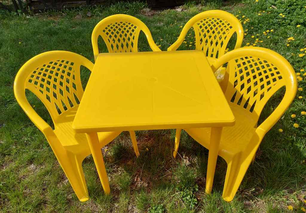 Комплект пластиковой мебели: стол пластиковый квадратный и стул пластиковый 4шт (желтый)