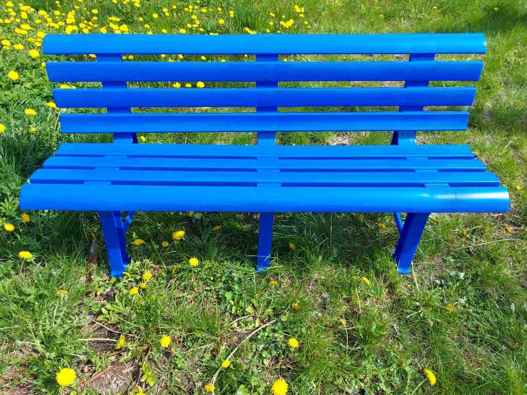 Скамейка пластиковая со спинкой для отдыха синяя - фото